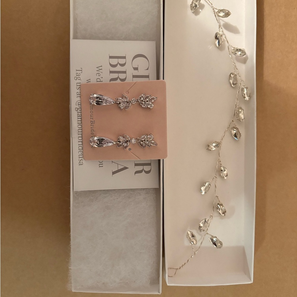 Elegant Silver Earrings And Hair Accessory Set